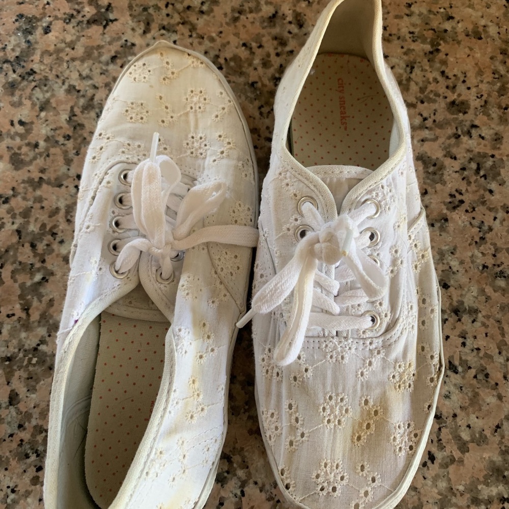 White Shoes - Picture 5 of 6